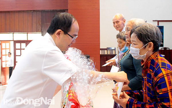 Phó bí thư Tỉnh ủy Quản Minh Cường thăm, tặng quà Tết cho người dân có hoàn cảnh khó khăn